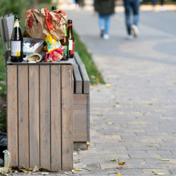 Śmieci walają się po ulicach. Niespodziewany efekt systemu kaucyjnego w Holandii