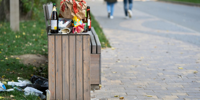 Śmieci walają się po ulicach. Niespodziewany efekt systemu kaucyjnego w Holandii